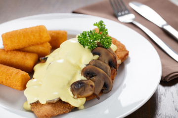 Hähnchenschnitzel mit Champignons, Sauce Hollandaise, Kartoffelkroketten