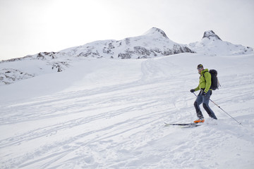 Fototapeta na wymiar skier braking at the end of the mountain
