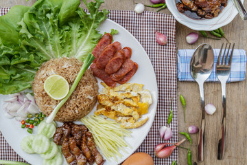 Rice maxed with shrimp paste is Thai Food ingredients are rice, shrimp paste, shallots, chili, fried egg, sweet pork, cucumber, sausage and mango.