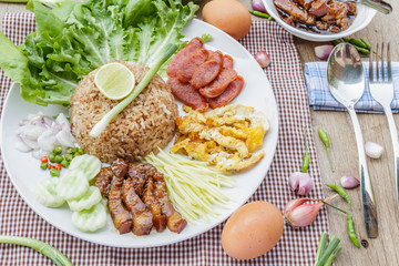 Rice maxed with shrimp paste is Thai Food ingredients are rice, shrimp paste, shallots, chili, fried egg, sweet pork, cucumber, sausage and mango.