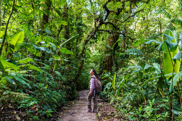 Obraz premium Girl walking on trail in cloudforest - Monteverde, Costa Rica