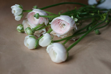 Букет розовых ранункулюсов