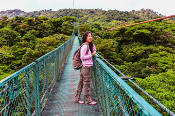 Obraz premium Girl on hanging bridge in cloudforest - Monteverde, Costa Rica