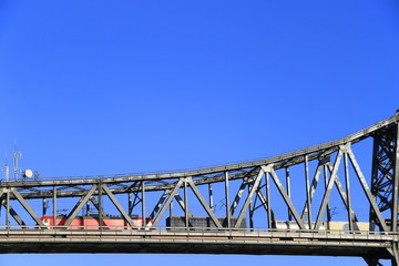 Ein Zug auf der Hochbr&uuml;cke