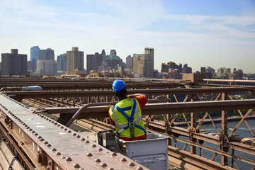 Gordijnen Worker on Brooklyn Bridge. © Onionastudio