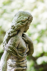 Steinfigur im Garten