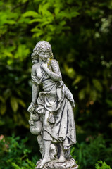 Steinfigur im Garten