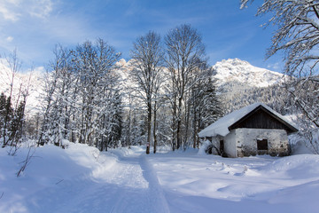 Verschneite Hütte in den Bergen
