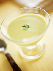 グリーンピースの冷製スープ