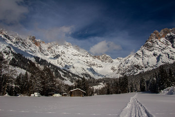 Spazierweg, Winterlandschaft in den Bergen, Hinterthal, Ausblick