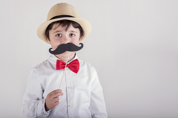 niño divertido con bigote falso 