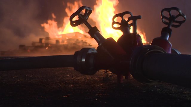 Feuer mit Feuerwehrverteiler