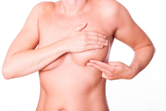 Weibliche Kontrolle Brust für Krebs, isoliert auf weiß