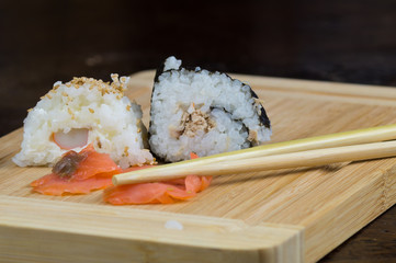 pranzo con sushi, piatto di pesce giapponese, sushi set, sushi con bacchette cinesi, sushi sashimi,...