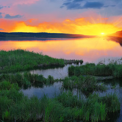 Fototapeta na wymiar Beautiful summer sunset in the lake