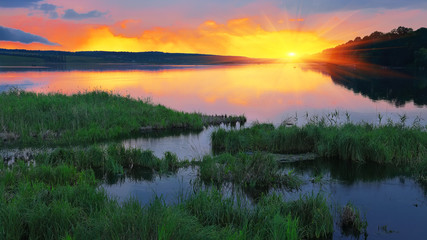 Obraz na płótnie Canvas Beautiful summer sunset in the lake