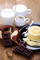 Colazione con budino alla vaniglia mandorlato