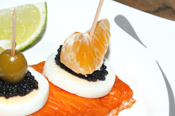 Geräuchertes Lachsfilet, Salat, Ei, Dill, Orange, Kaviar, Limone