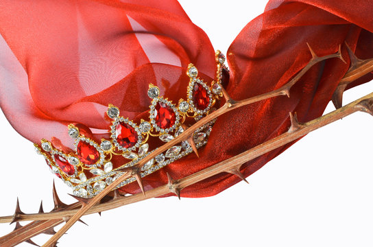Krone mit Dornen und rotem Stoff Karfreitag und Ostern Symbole, freigestellt auf weißem Hintergrund