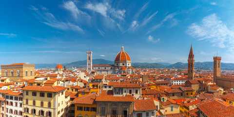 Naklejka premium Widokowa panorama z lotu ptaka Duomo Santa Maria Del Fiore, Badia Fiorentina i Bargello rano z Palazzo Vecchio we Florencji, Toskania, Włochy