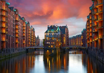 Alte Speicherstadt in Hamburg bei Nacht beleuchtet. Sonnenuntergang Hintergrund © SJ Travel Footage