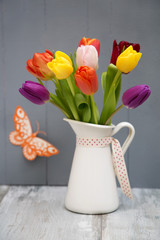 Bunte Tulpen in weissem Krug