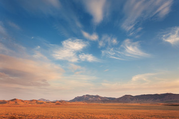 Naklejka premium Beautiful view at the mountain valley with cloudy blue sky at sunset in summer. Nature landscape