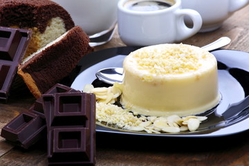 Colazione con budino alla vaniglia mandorlato