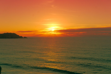 Naklejka premium Impresionante puesta de sol en el mar