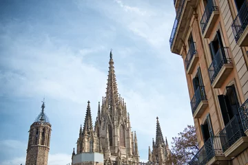 Türme der Kathedrale von Barcelona gegen den blauen Himmel © XtravaganT