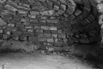 INTERIOR DE UN HORNO DE BARRO Y LADRILLOS, BLANCO Y NEGRO
