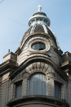 ESQUINA DE EDIFICIO CON VENTANALES