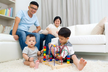 Fototapeta premium Asian family