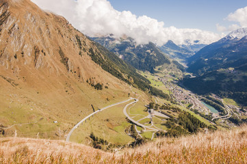 Fototapeta premium Airolo, Stadt, Dorf, Tremola, Leventina, Gotthard, Gotthardpass, Passstrasse, Tunneleinfahrt, Gotthardtunnel, historische Passstrasse, Herbst, Alpen, Tessin, Schweiz