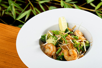 Shrimps Pad Thai (Thailand's national dishes)