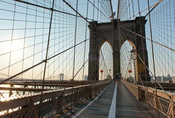Foto op Plexiglas Iconisch Brooklyn Bridge-pad en bogen bij zonsondergang © XtravaganT