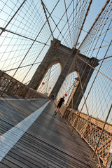 Obraz premium Jogger on Brooklyn Bridge Pedestrian Walkway