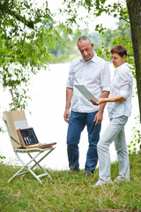 Paar Senioren macht Malkurs in der Natur