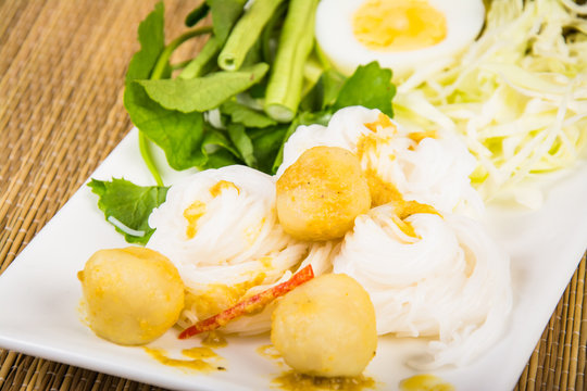 Local Rice vermicelli and curry sauce with vegetable (Kanom Jeen Nam Ya)