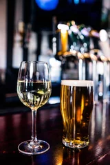 Gardinen Nahaufnahme von einem Glas Wein und einem Bier © WavebreakMediaMicro