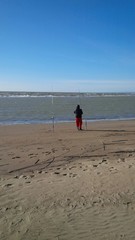 pescatore dalla spiaggia