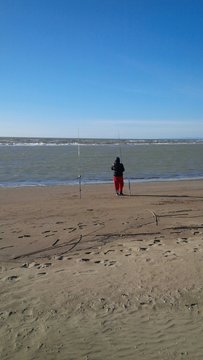 pescatore dalla spiaggia