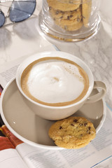 Milchkaffee mit chocolate chip cookie