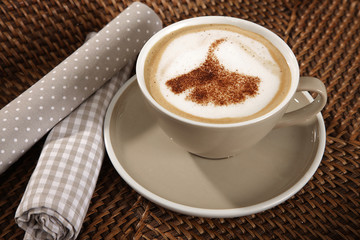 Cappuccino mit Ginkoblatt