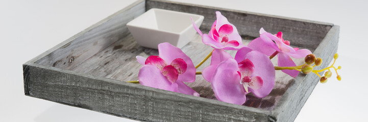 Tablett aus Holz mit Orchidee und Schüssel