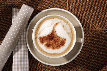 Cappuccino mit Ginkoblatt