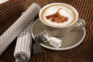 Cappuccino mit Ginkoblatt