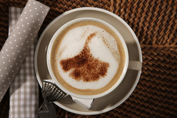 Cappuccino mit Ginkoblatt