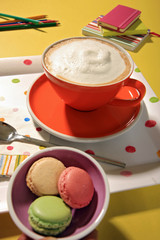 Milchkaffee mit Macarons