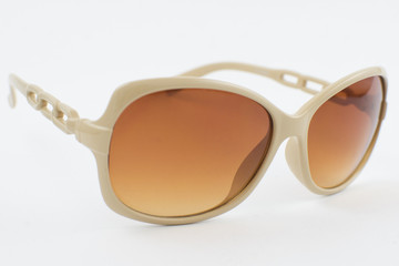 Ozdobne okulary przeciwsłoneczne. Szkła chronią wzrok przed szkodliwym światłem słonecznym. Okulary często dopełniają stylizacje. © 07photo